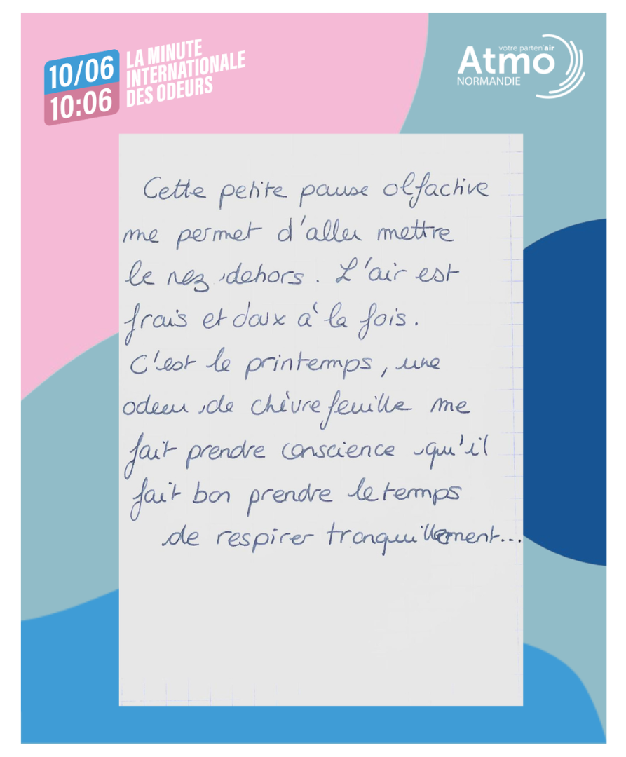 Affiche colorée indiquant « La Minute internationale des odeurs » le 10/06 à 10h06, avec le logo Atmo Normandie. Au centre, un texte manuscrit décrit une pause olfactive en extérieur, évoquant l’air frais du printemps et une odeur de chèvrefeuille invitant à respirer tranquillement.