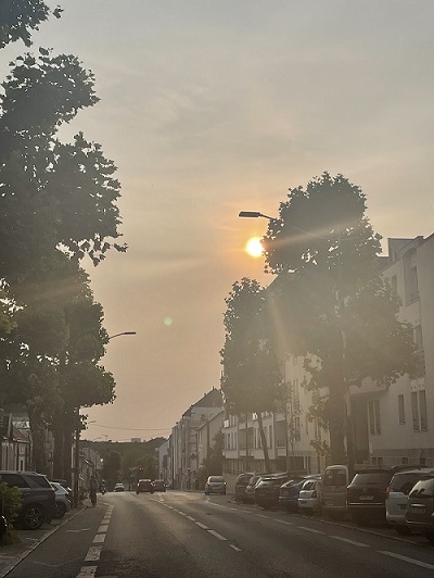 Photo d'une rue de Nantes le lundi 27 juin en soirée. Le ciel est voilé et teinté jaune orangé.