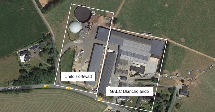 photo avec vue aérienne de la Sarl Fertiwatt (à gauche) et du GAEC Blanchelande (à droite)