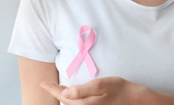 Cancer du sein et pollution de l'air et image d'un buste de femme en t-shirt blanc, au niveau de son sein un ruban rose.