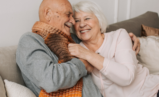 Couple de personnes agées qui sourient