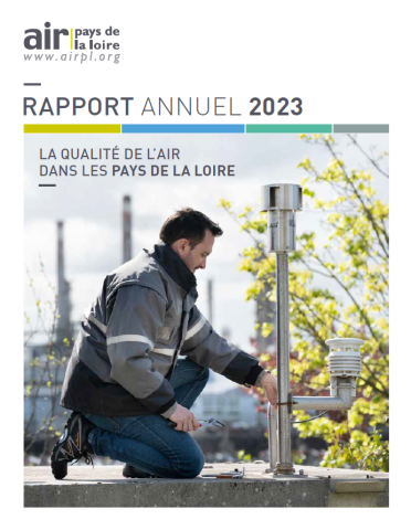 Cette image montre la couverture du rapport annuel 2023 d'Air pays de la Loire, avec un technicien sur un toit de station de mesure qui intervient sur la tête de prélèvement, avec en arrière plan des cheminées industrielles 