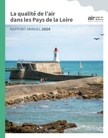 Cette image montre la couverture du rapport annuel 2024 d'Air pays de la Loire, avec une vue sur mer, une jetée où des gens marchent et un phare rouge et blanc au centre de la photo