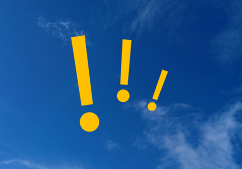 Image d'illustration, ciel bleu avec des point d'exclamation orange