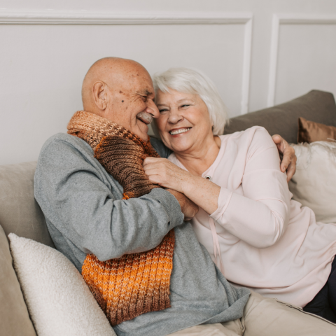 Couple de personnes agées qui sourient