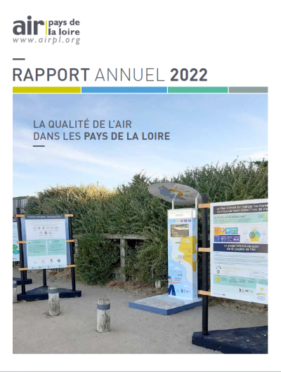 Cette image montre la couverture du rapport annuel 2022 d'Air pays de la Loire, avec des dispositifs de sensibilisation à la qualité de l'air installés sur une plage de saint gilles croix de vie en Vendée