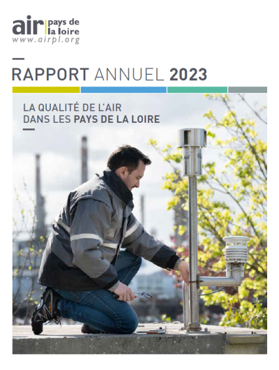 Cette image montre la couverture du rapport annuel 2023 d'Air pays de la Loire, avec un technicien sur un toit de station de mesure qui intervient sur la tête de prélèvement, avec en arrière plan des cheminées industrielles 