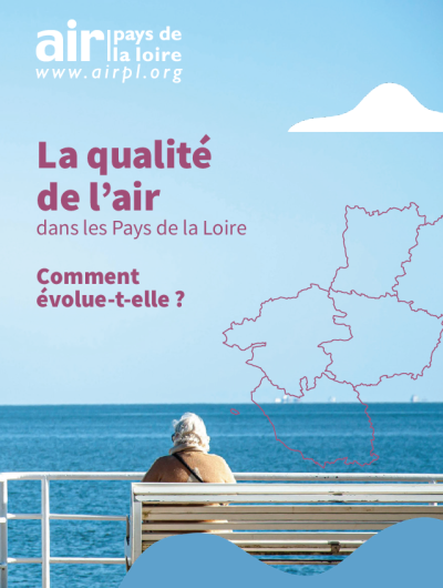 Couverture d’un document d’Air Pays de la Loire intitulé « La qualité de l’air dans les Pays de la Loire – Comment évolue-t-elle ? ». En arrière-plan, une personne est assise sur un banc face à la mer. Le logo d’Air Pays de la Loire (www.airpl.org) est en haut à gauche, et une carte des Pays de la Loire est dessinée en contour à droite."