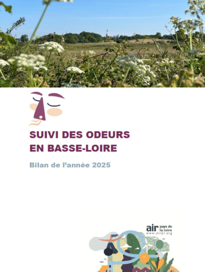 couv du rapport de suivi des odeurs en Basse-Loire, bilan de l'année 2025 avec photo de l'usine en arrière plan et herbe et fleurs au premier plan